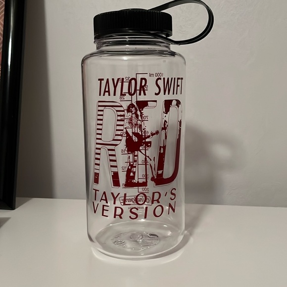 Taylor Swift Red (Taylor’s Version) 32 oz ‘We Won’t Be Sleeping’ Water Bottle - Picture 3 of 3